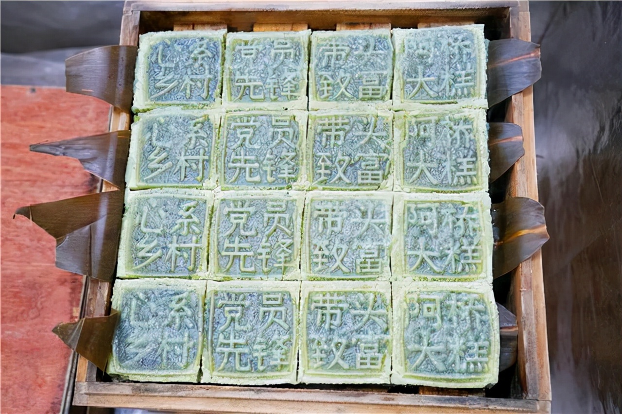 宁波有个很接地气的小吃，当地人定亲时必备，30块钱一盒，很美味