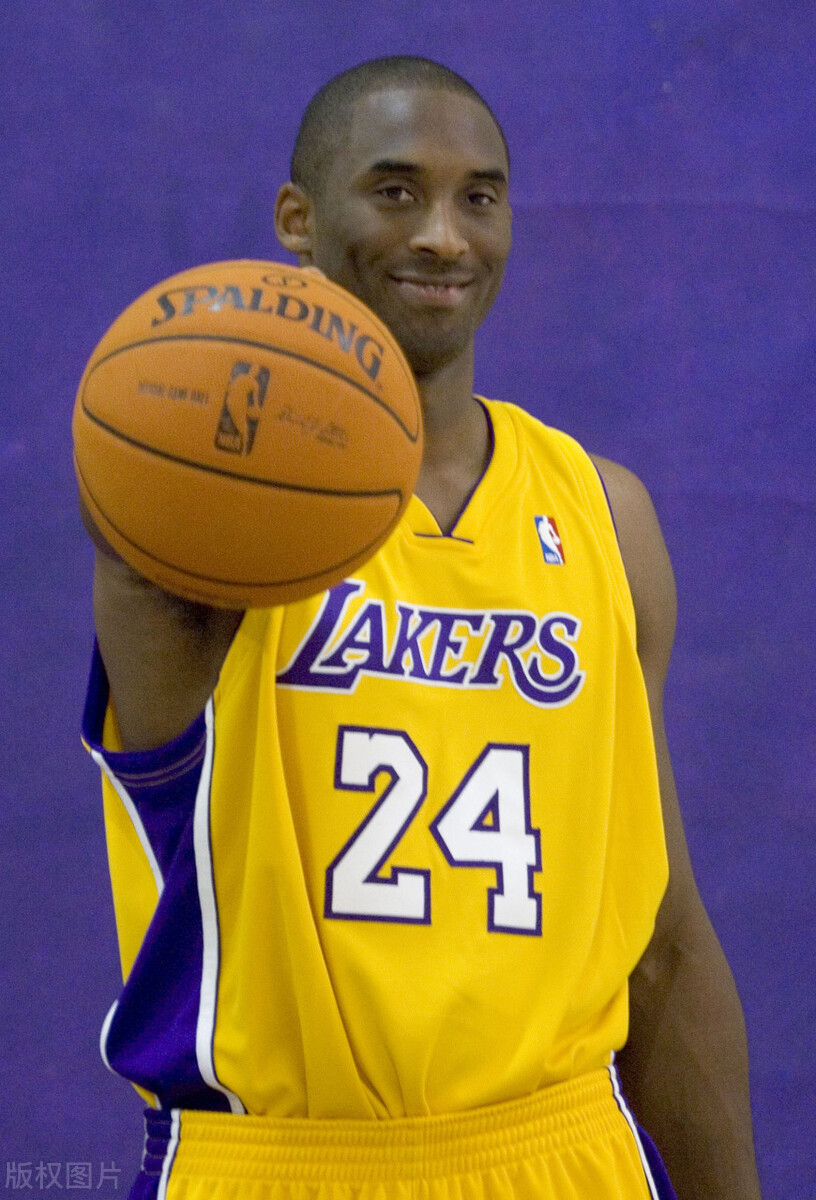 当地时间2002年6月12日,科比获得第三枚nba总冠军戒指.