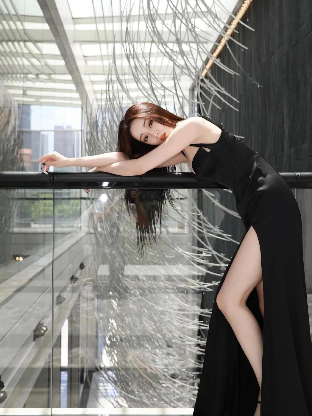 古力娜扎与迪丽热巴同穿黑色连衣裙，你们觉得谁更有魅力呢？