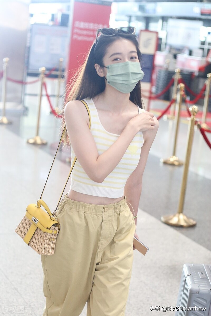 张雪迎清爽夏装现身机场，修身背心搭长裤身材苗条