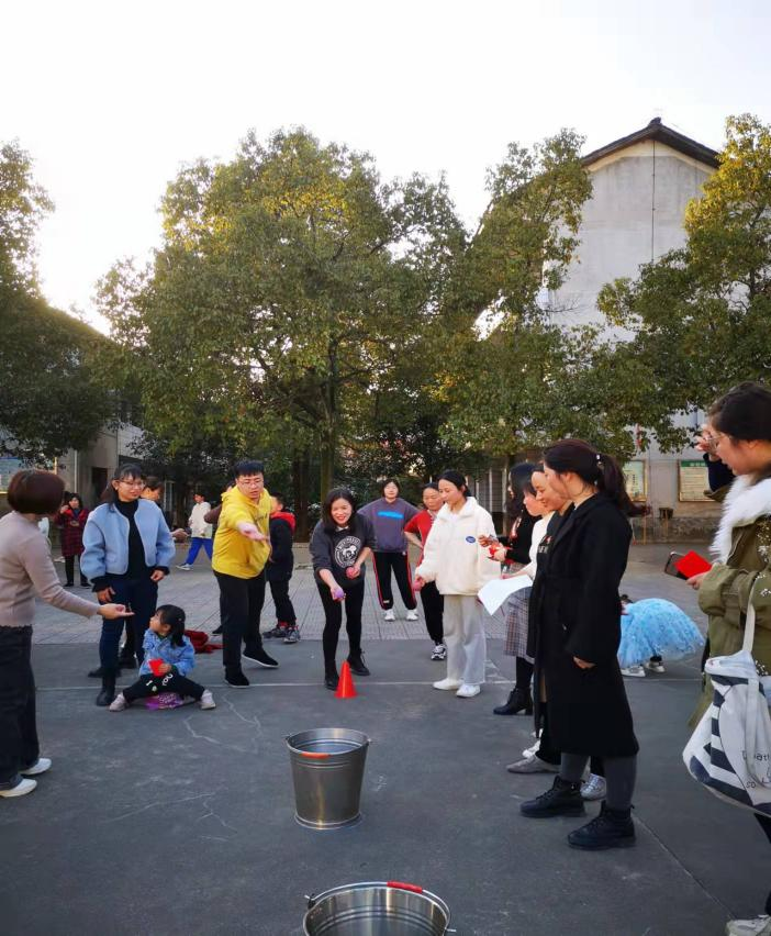 坪上镇中心小学举行“三八妇女节”庆祝活动