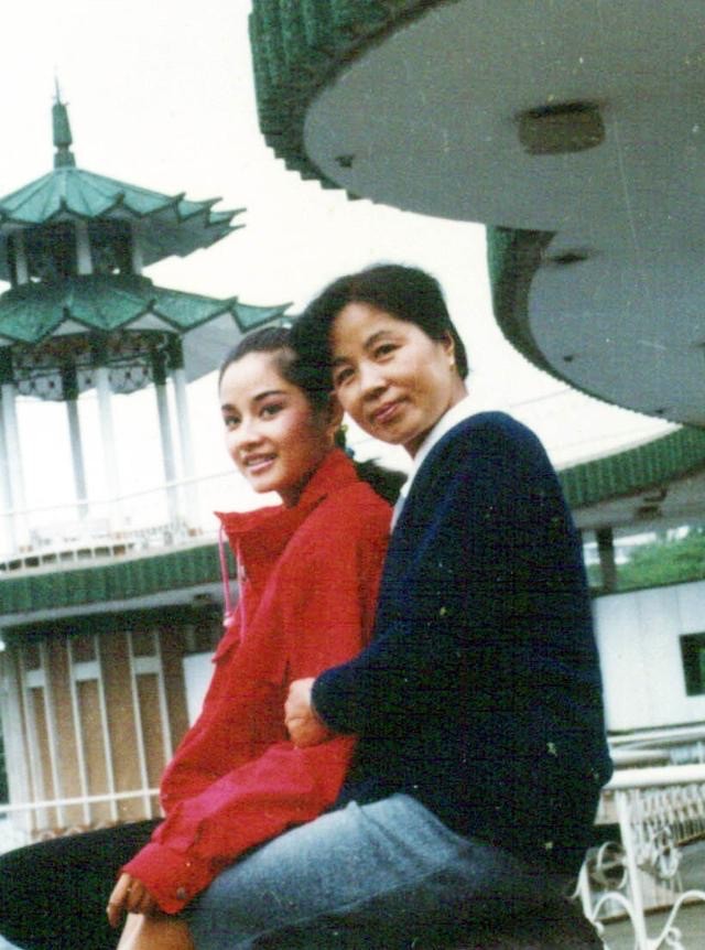 瞿颖母亲丁家珍，女儿半生感情坎坷，原生家庭影响她我很愧疚