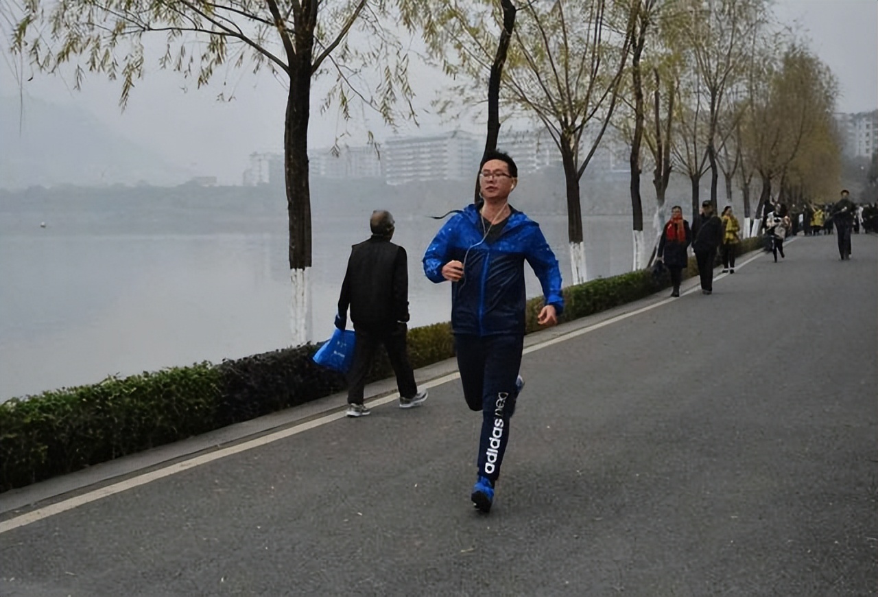 每晚坚持夜跑5公里，2年后，身体有什么变化？