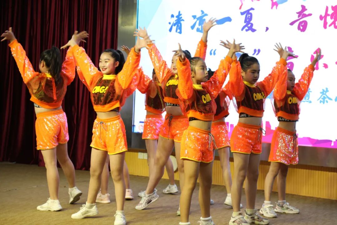 煎茶小学全校同步观看“清凉一夏、音悦你我”“云”音乐会直播