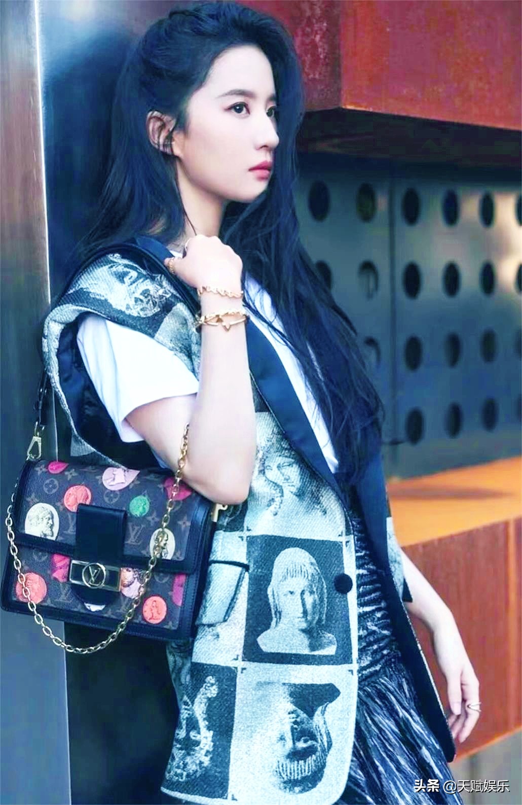 影视女演员、歌手刘亦菲夏季穿搭相片11-20