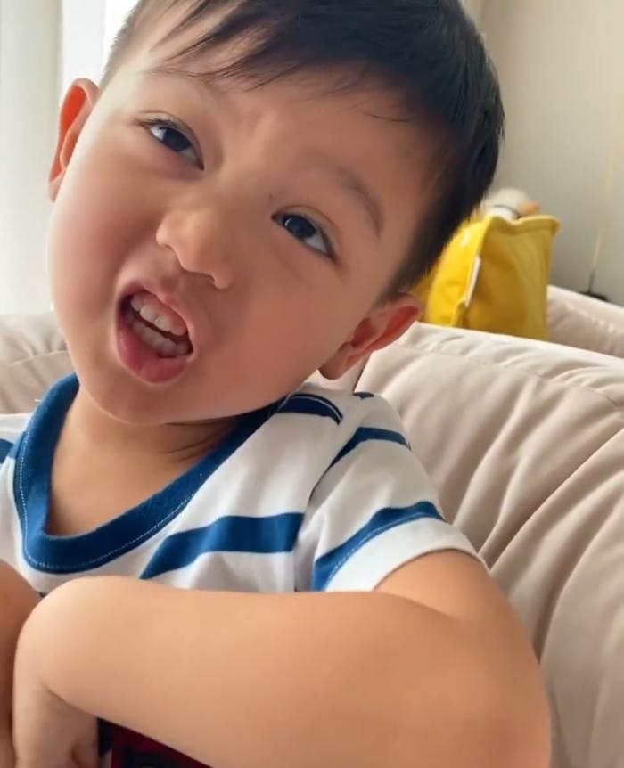 胡杏儿老公带长子吃路边摊，Brendan初尝豆腐花，眼神喜感戏超多