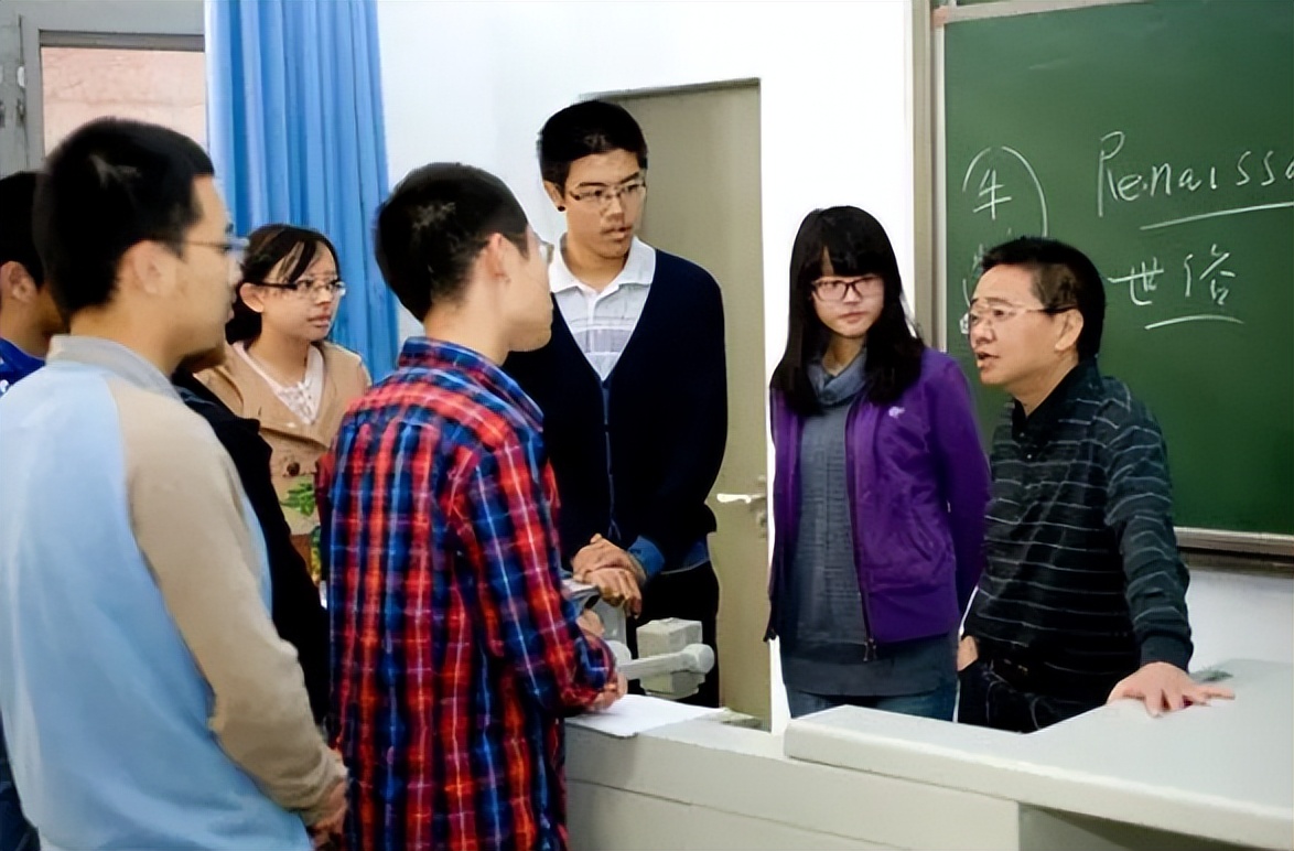 大学里“严重饱和”的4个专业，直接就业压力大，考研更“卷”