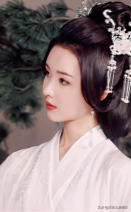 陈都灵现代装清纯甜美，古装却又清冷迷人，真是人间宝藏女孩