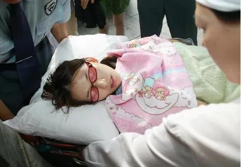 “性感女人”林志玲：“一脱成名”惹争议，马踏胸部吓死人，揪心