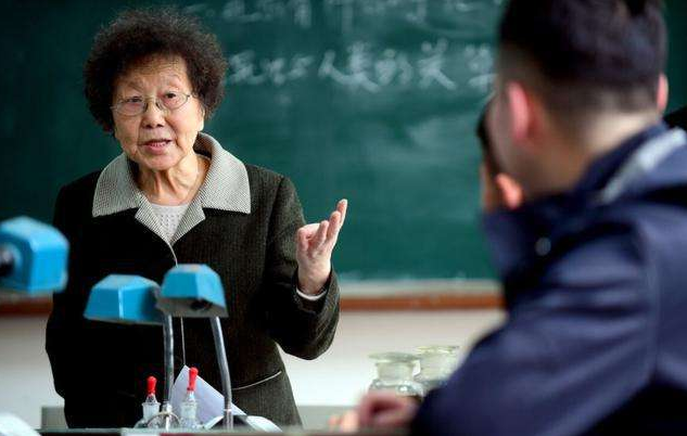 高级教师55岁不愿意退休，选择继续任教，校长一番话叫她进退两难