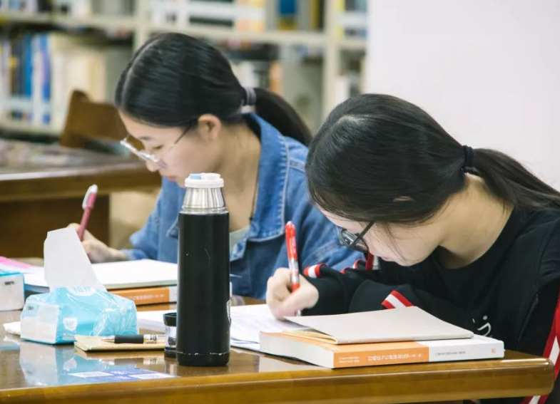 复旦大学“图书馆打卡”排行，第一名每年去1424次，学渣直言打扰