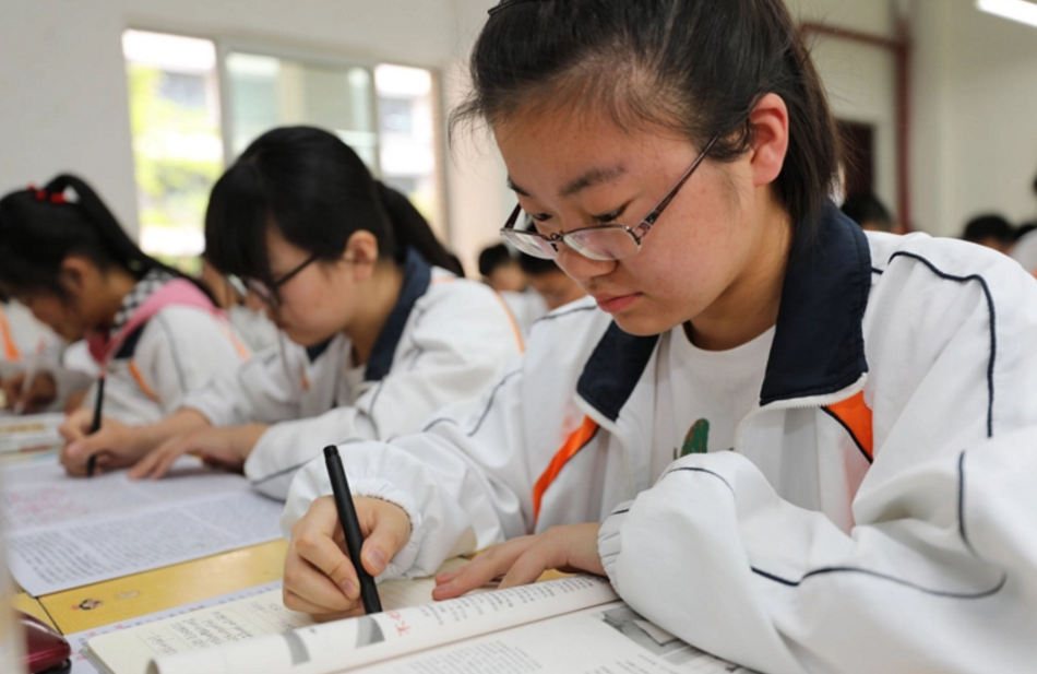 班主任表示，学生参加高考时尽量别穿校服，尤其是成绩好的学生