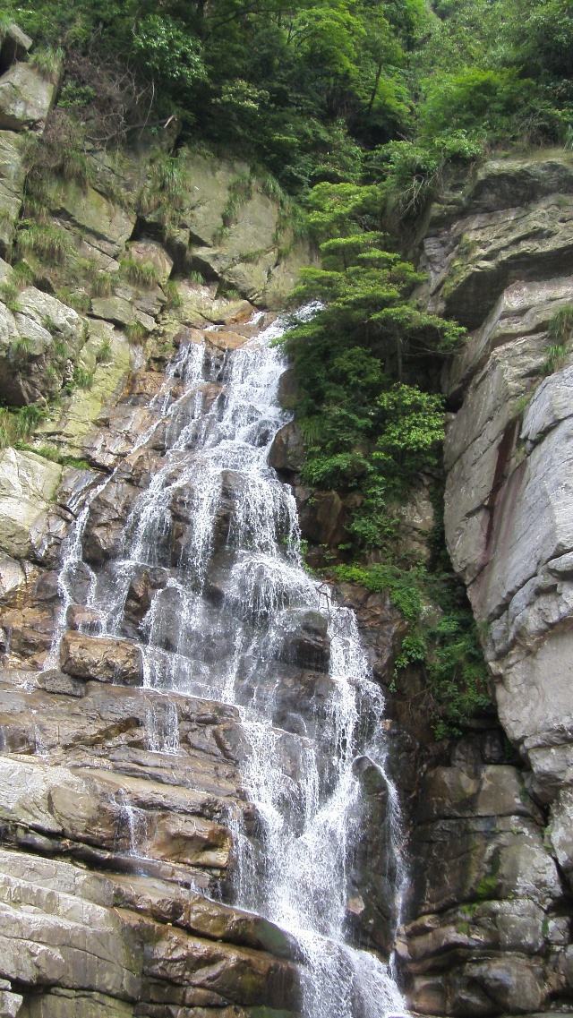 瀑布,位於天池山與鐵船峰之間,它是廬山瀑布群中最早被錄入史冊的古泉