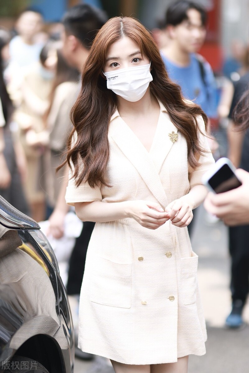 张含韵拍摄电影版《爱很美味》下班路透