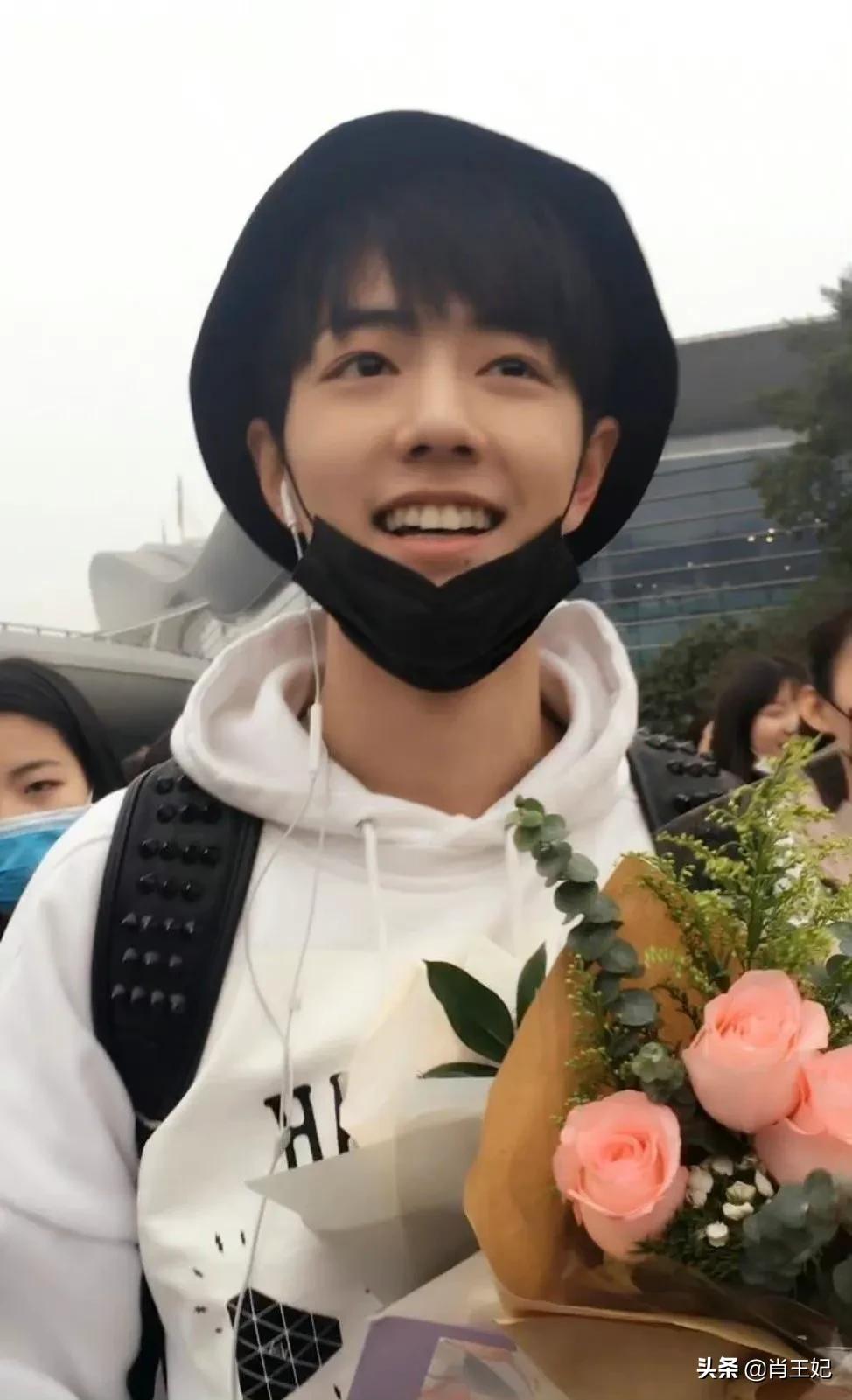 桃桃的一组生图,肖战的眼睛真好看,灵气逼人鲜花与少年绝配