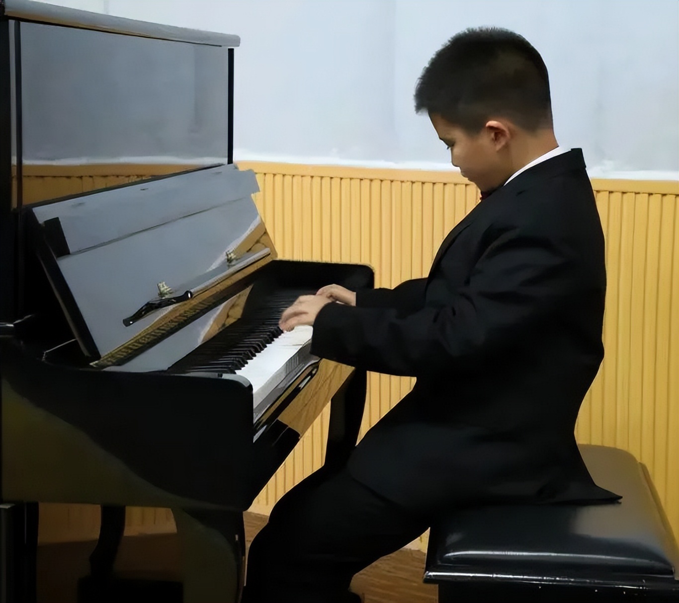 煎茶小学全校同步观看“清凉一夏、音悦你我”“云”音乐会直播