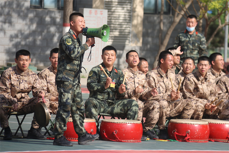 篮球比赛双方上场各多少人(篮球赛｜以篮球之名 投出强军风采)