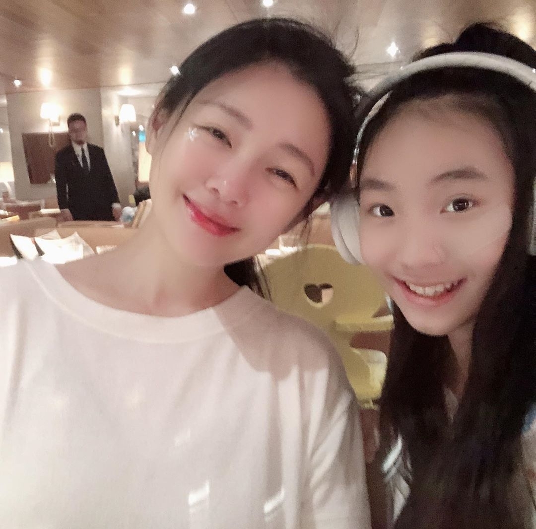 小s二女儿晒自拍，秀直角肩和小蛮腰，14岁Lilly穿扮成熟颜值获赞