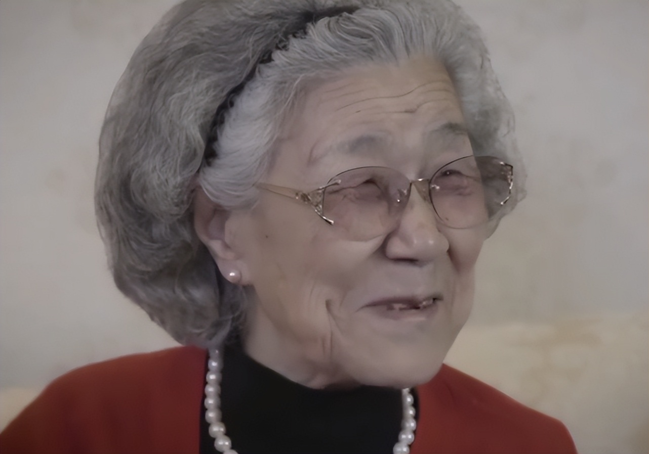 91岁刘姥姥沙玉华罕见露面，皮肤松弛脸型变样，脖子上挂大串珍珠