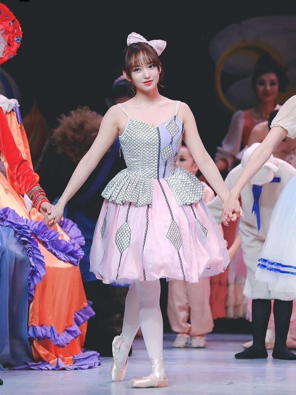 脸和身材判若两人，天使脸魔鬼身材的女明星，有的绝色有的尴尬