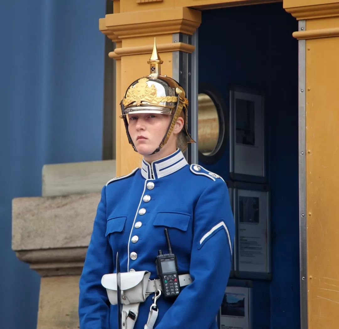 开车去欧洲第17集:来到瑞典首都斯德哥尔摩,王宫女兵身高1.