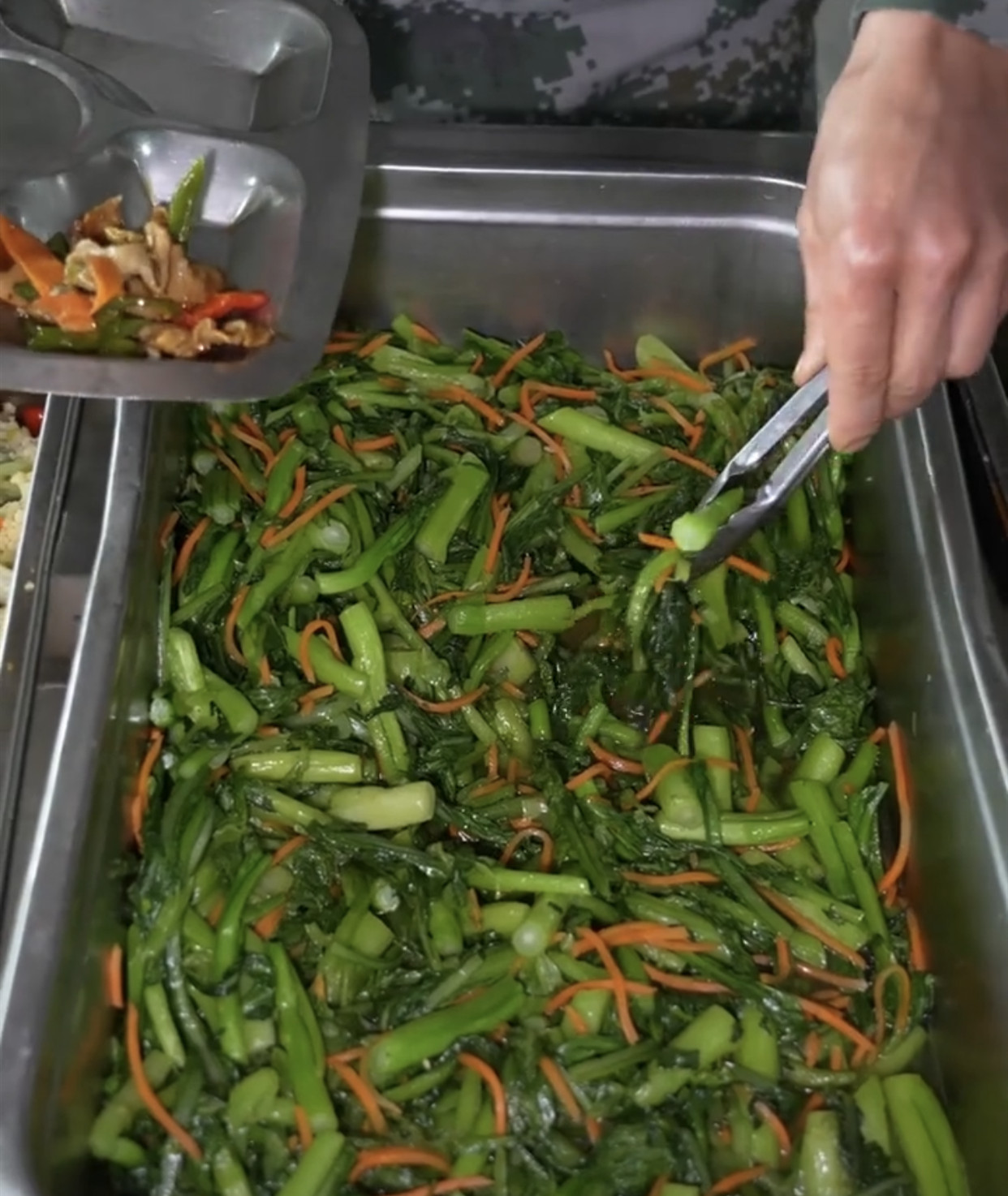 晒晒陆军食堂的午餐,吃得太扎实了,难怪兵强马壮,你看看咋样?