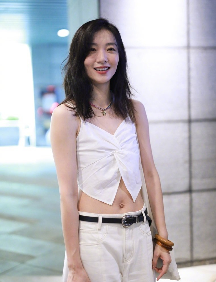 仙女下凡！齐溪浪姐上班照曝光，白色小吊带秀身姿，肚脐眼都好看