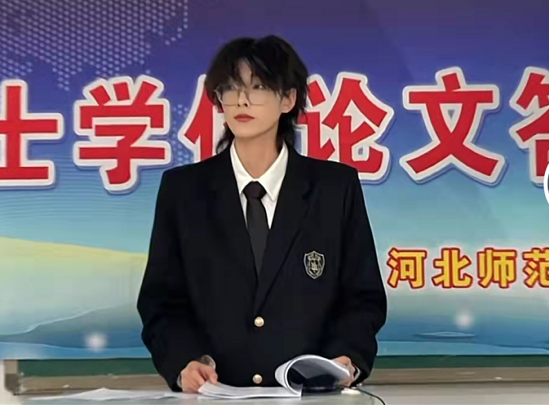 河北一高校体育老师火了，颜值高却“性别难辨”，课下更受欢迎