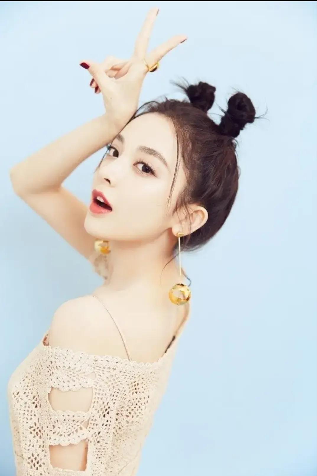 古力娜扎的绝美大片，精致五官，俏皮哪吒头，金色大圆球耳环吸睛