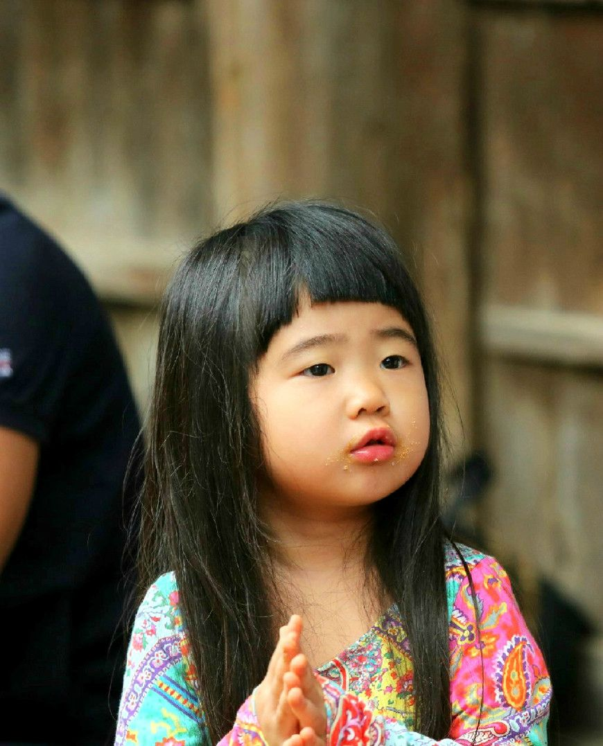 小女孩都是爱美的,跟多多一样爱美的还有曹格的女儿grace(曹恩华).