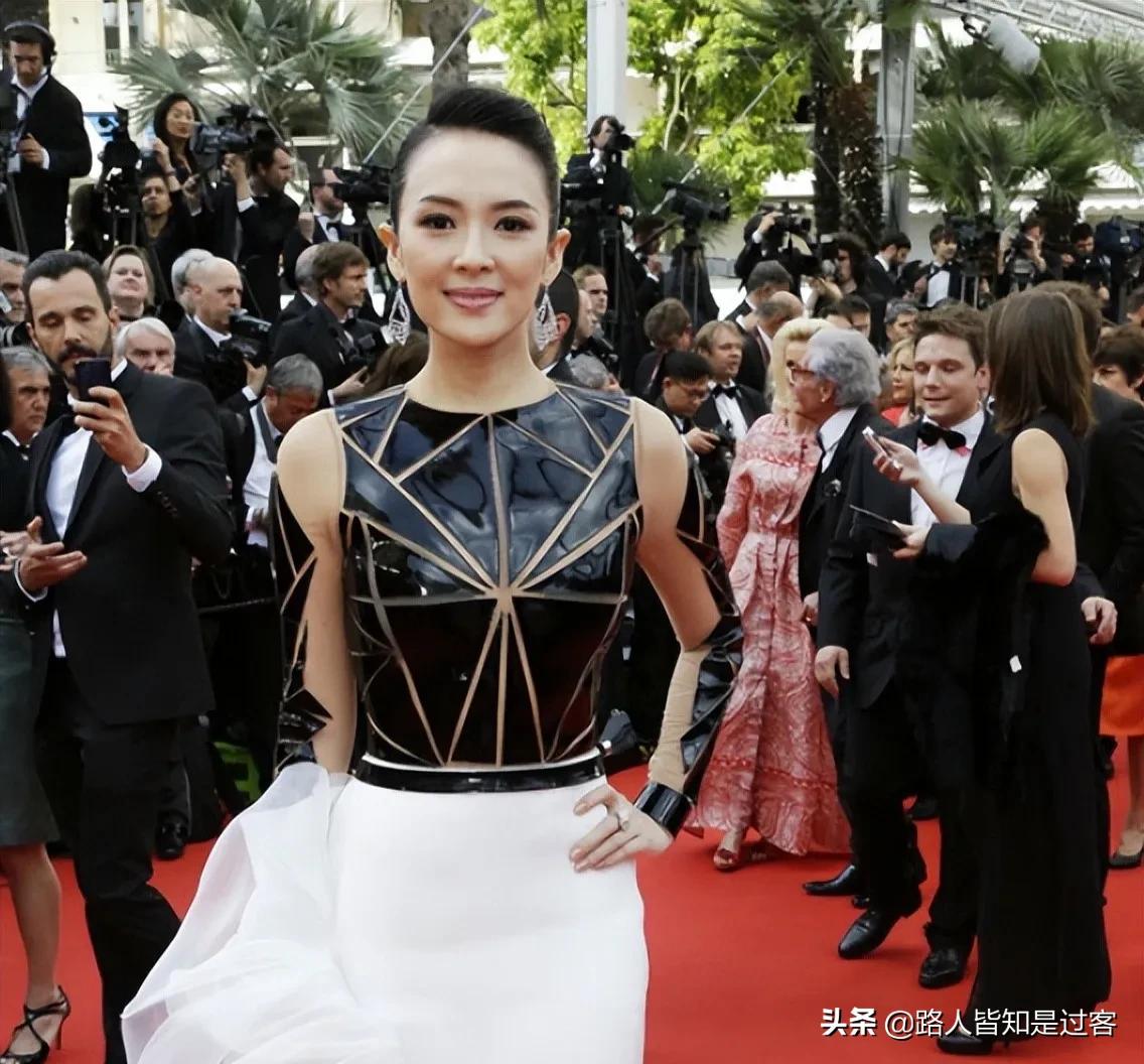 有种红毯尴尬叫“得罪造型师”，周冬雨过于幼稚，没有一点星味