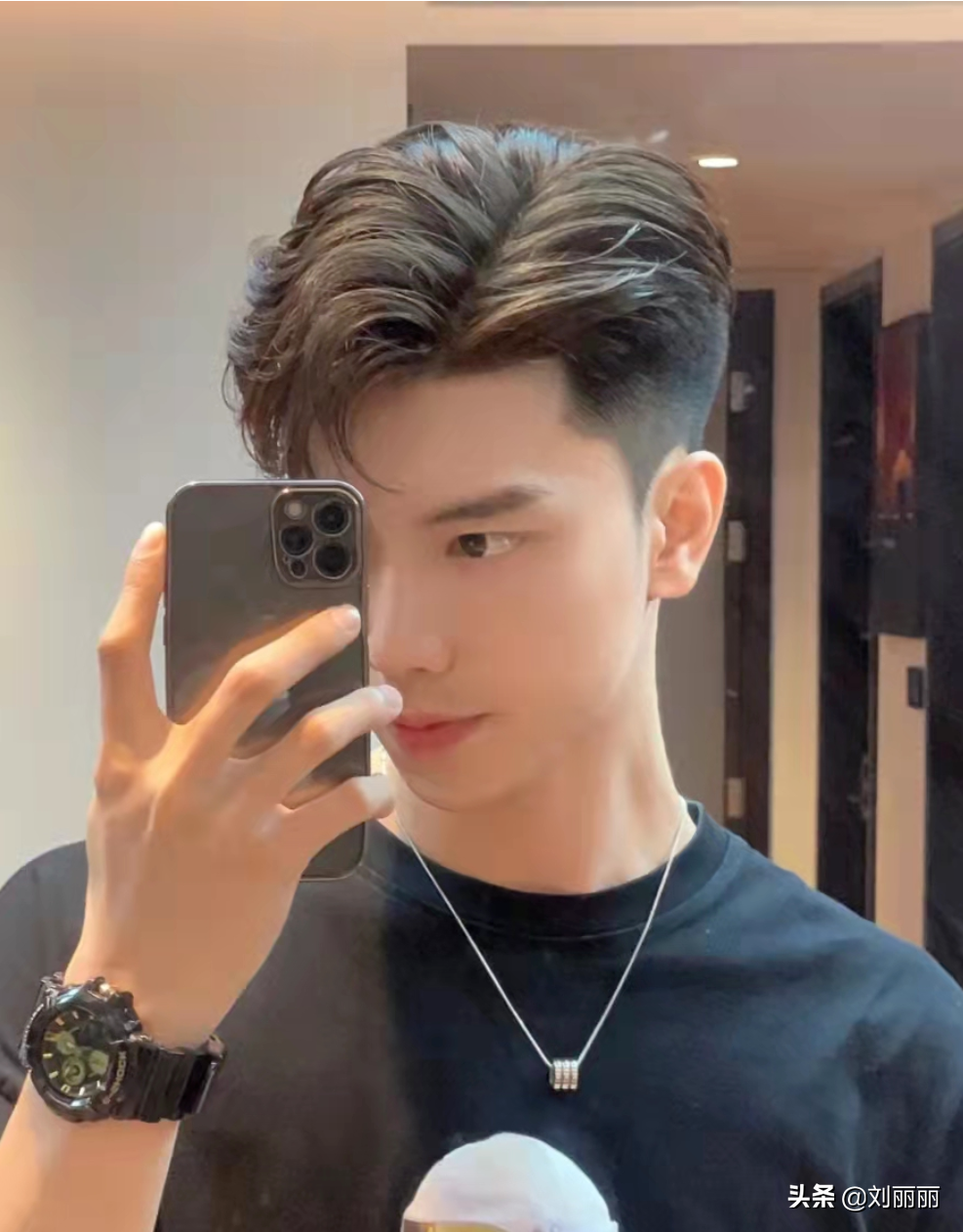 出这种带点纹理的效果,一侧向后走,另外一侧刘海自然地垂落在额头上