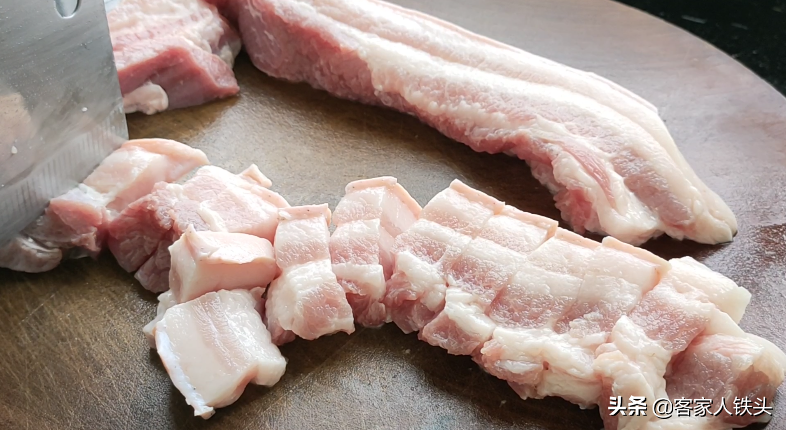 16块2斤五花肉，加1把树根，教你客家独特做法，一开盖香飘满屋