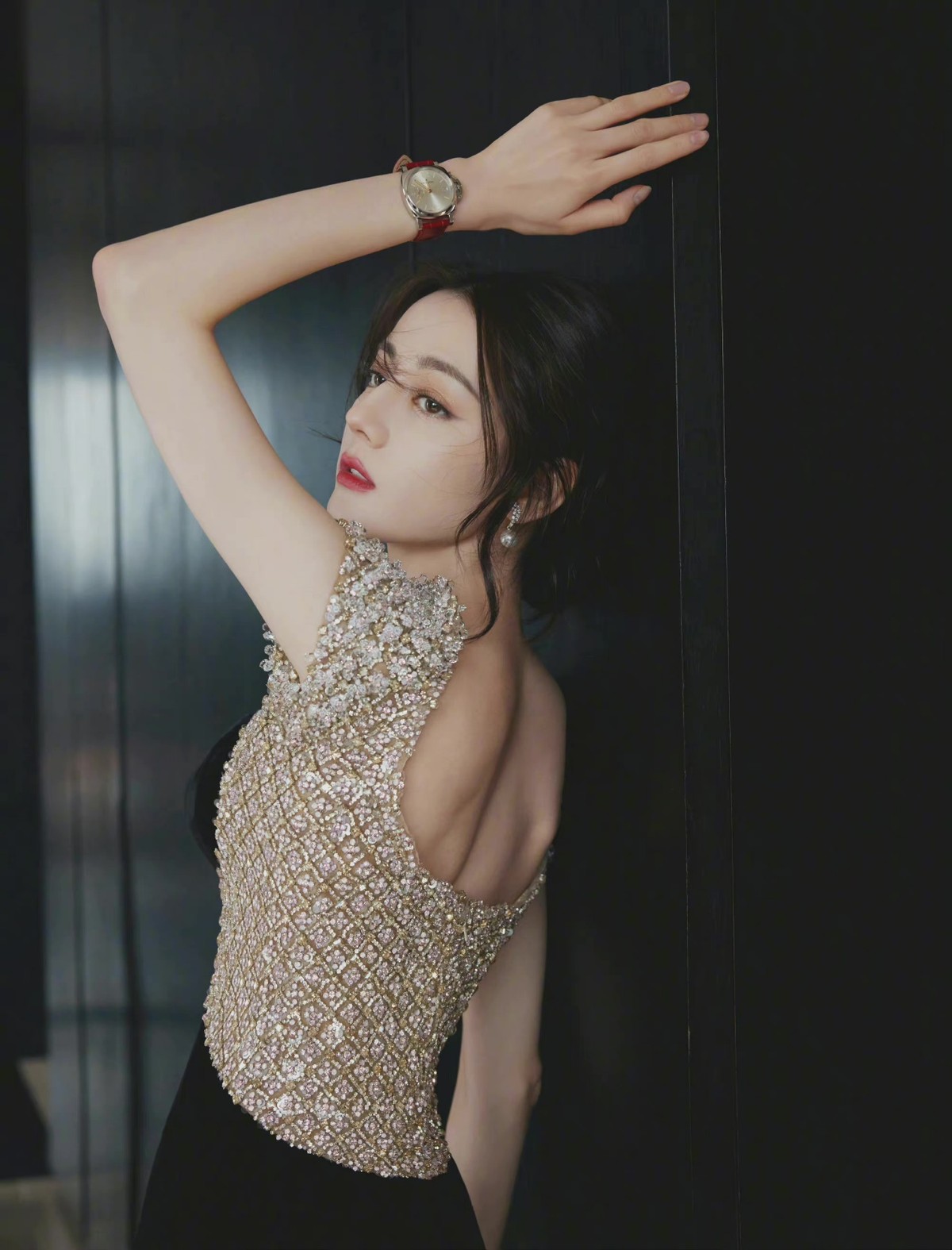 热巴最新红毯造型又封神!光脚穿黑色珠绣礼服,连脚趾头都是美的