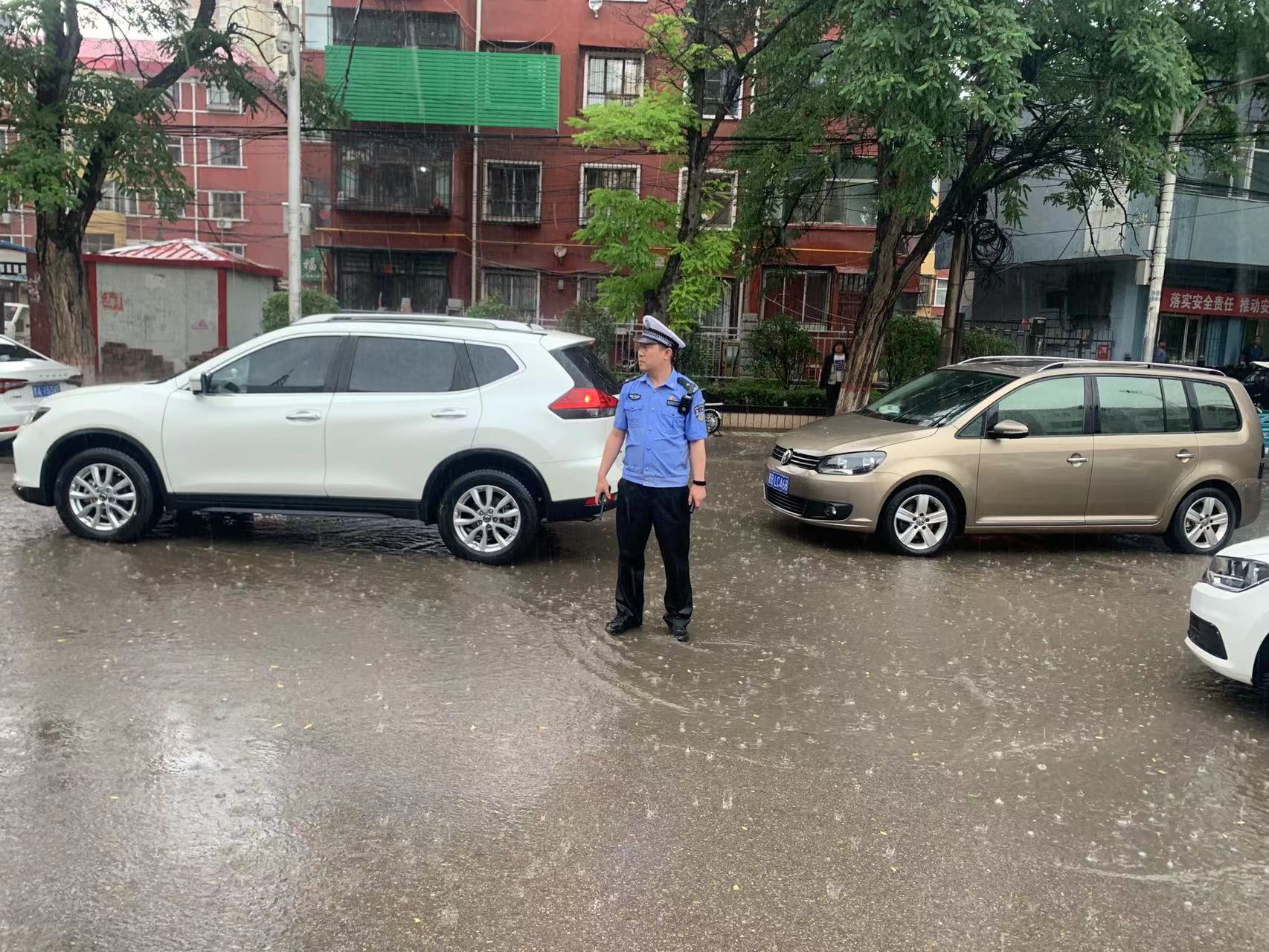 大同市公安局交警五大队“雨”您同行，守护辖区道路安全畅通
