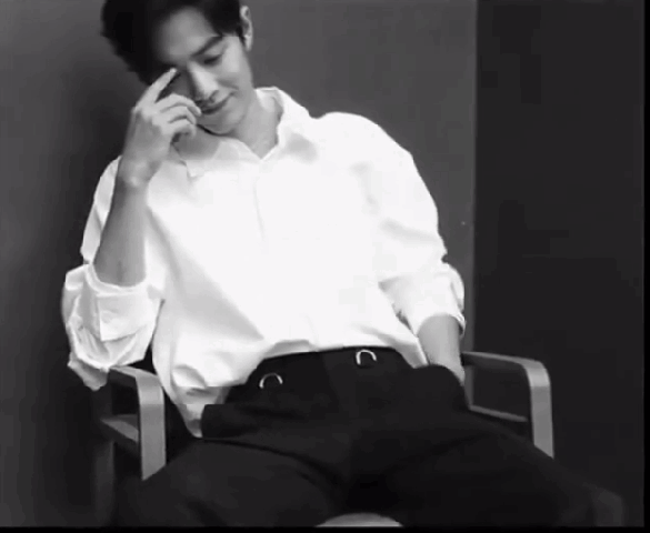 桃桃的一组生图,肖战的眼睛真好看,灵气逼人鲜花与少年绝配