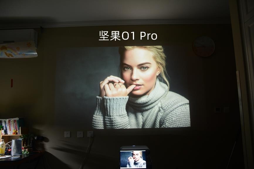担心长焦投影仪占地方？选超短焦吧！坚果智慧墙O1 Pro体验很好