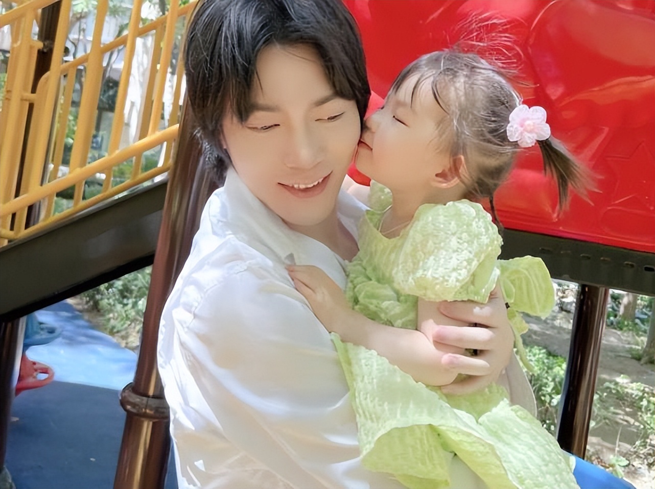 简弘亦官宣老婆怀二胎，大方公布预产期，一家“四”口同框好幸福