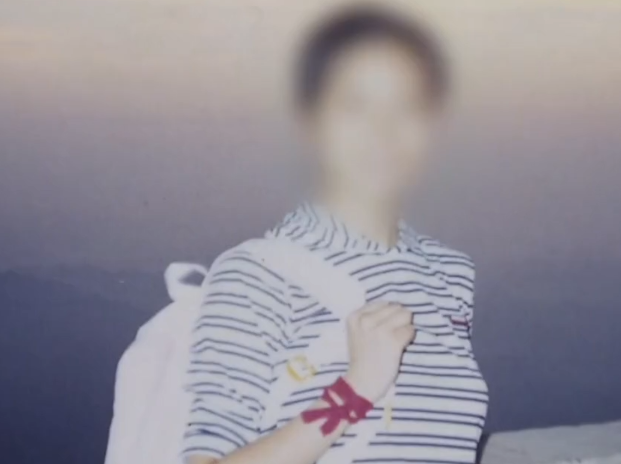 2015年,湖南女大学生当街产子,不料丈夫竟是50岁流浪汉,母亲崩溃