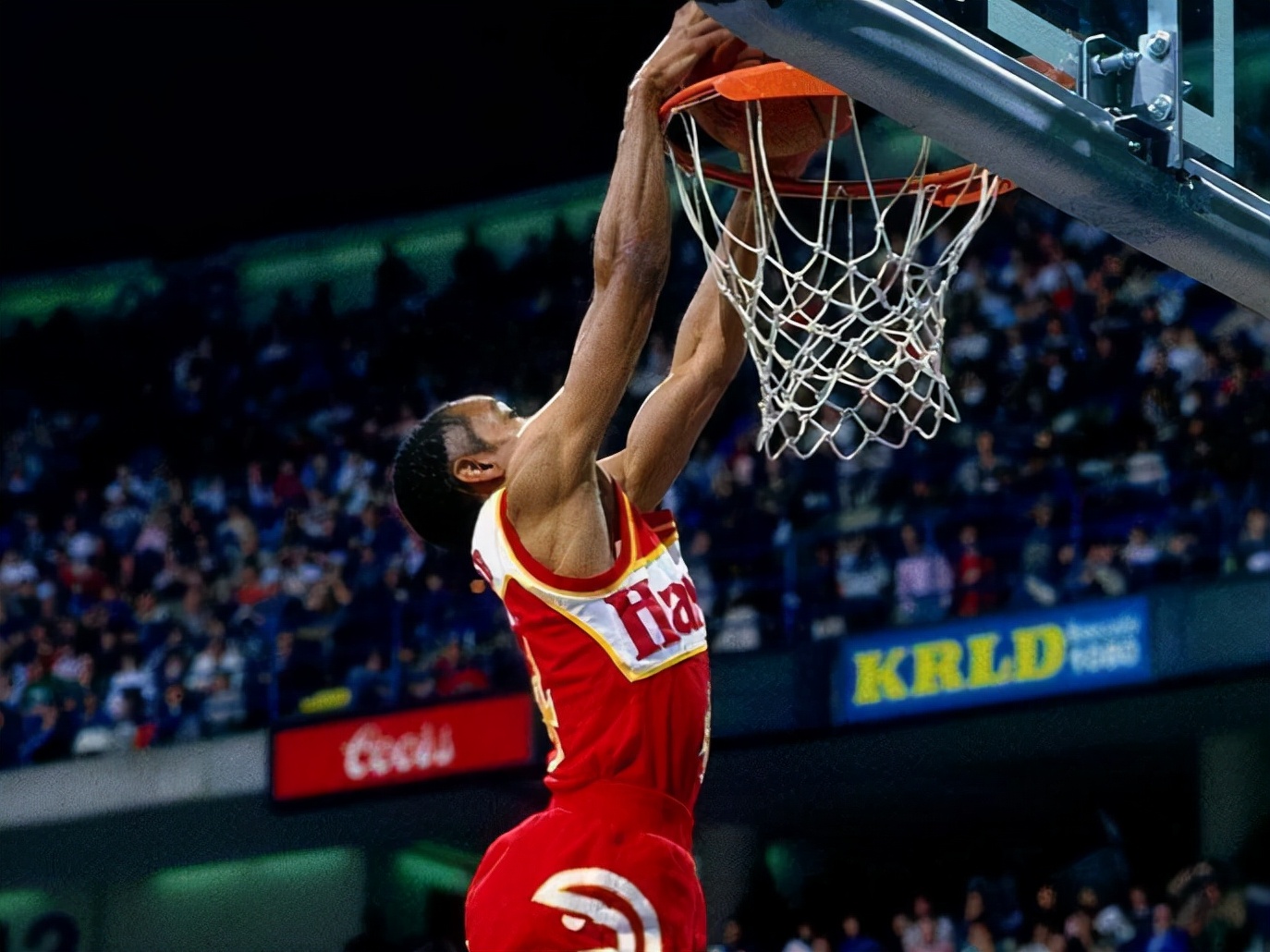 韦伯身高只有1米68,是联盟历史上最矮的球员,但他可以轻松完成扣篮.