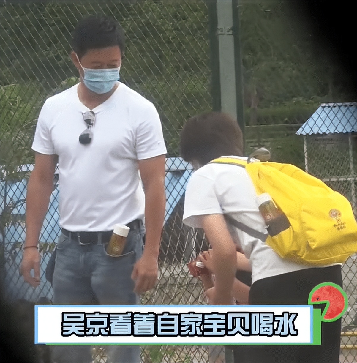 铁汉柔情！吴京带小儿子出门玩耍 与儿子手牵手眼神慈爱温柔