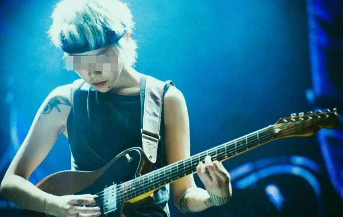 妈妈是亚洲流行天后，爸爸是摇滚教父，为何25岁还被称为“孩子”