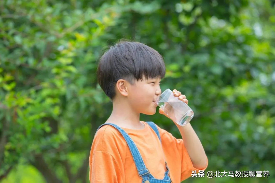 儿童应喝多少水、怎么科学地喝水？