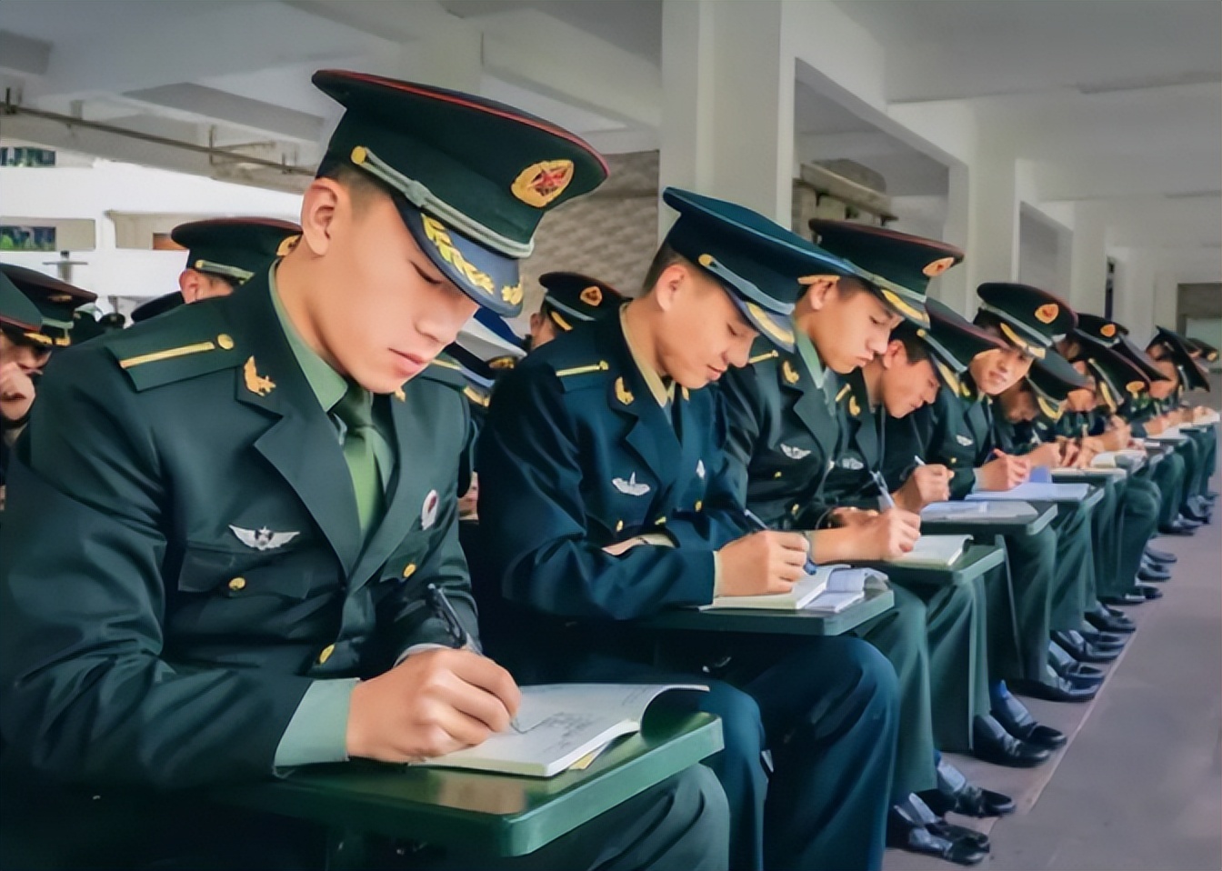 差“1cm”都不行！高考报考身高有硬指标，170cm的男生别轻易报考