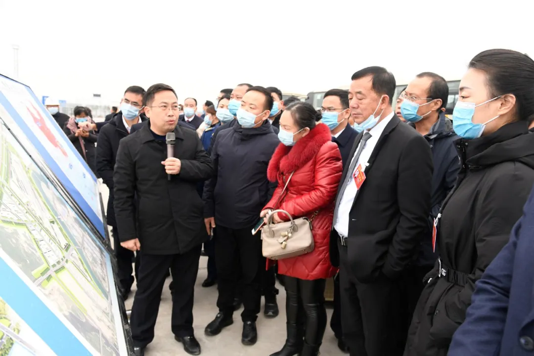 參加市六屆人大一次會議代表集中視察重點項目