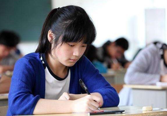 华科大招生宣传火了，高颜值男主角引围观，武大：这不咱家校草吗