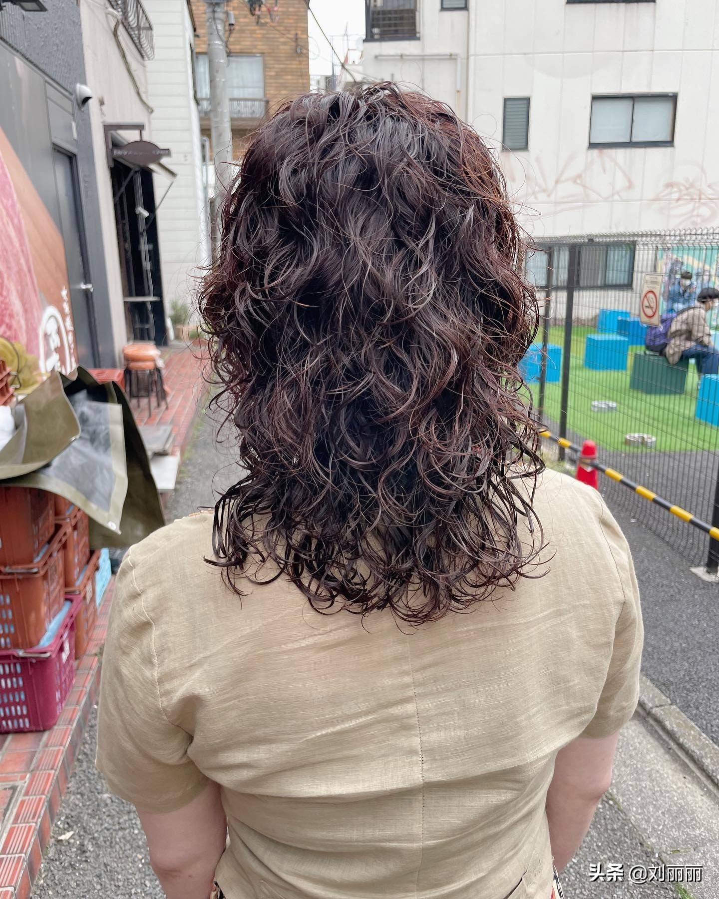 比如满头烫小卷发型,就比较适合那些头发比较少的姐妹,由发尾一直卷到