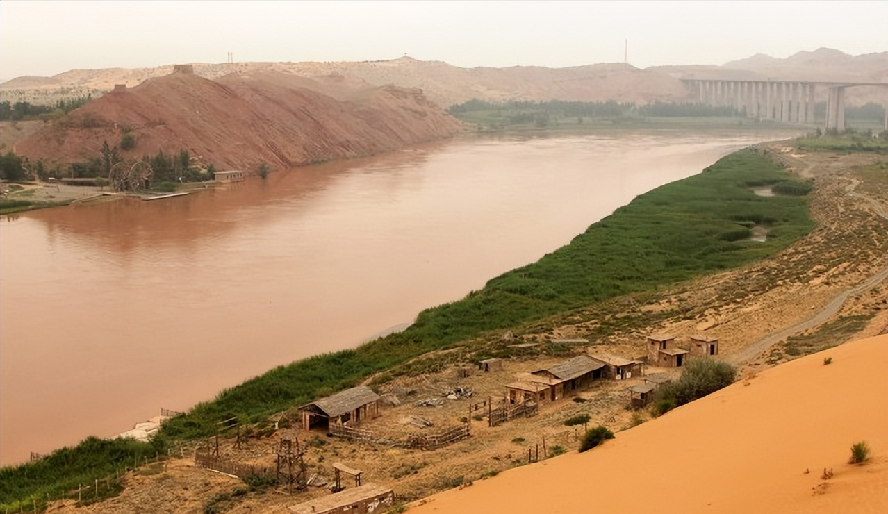 黄河源头的泉眼,仅碗口大小,不能靠近有专人24小时守护