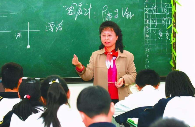 高级教师55岁不愿意退休，选择继续任教，校长一番话叫她进退两难