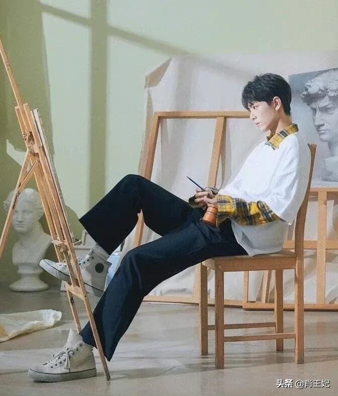 桃桃的一组生图,肖战的眼睛真好看,灵气逼人鲜花与少年绝配